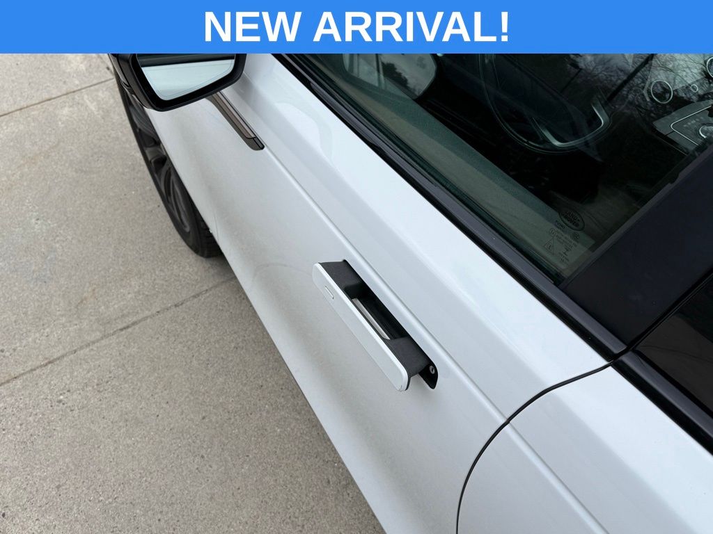 Used 2019 White Land Rover SE R-Dynamic image 23