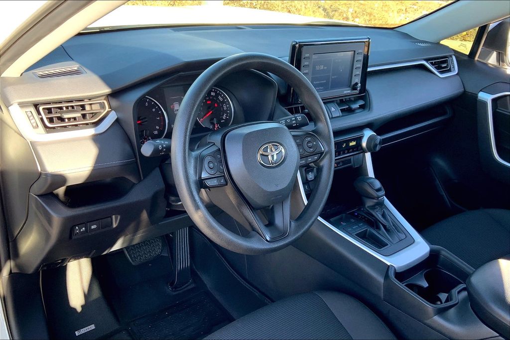 2021 Toyota RAV4 LE 14