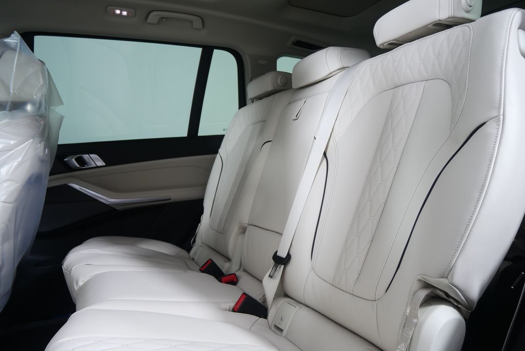 Thumbnail: 2026 BMW X7 - 15