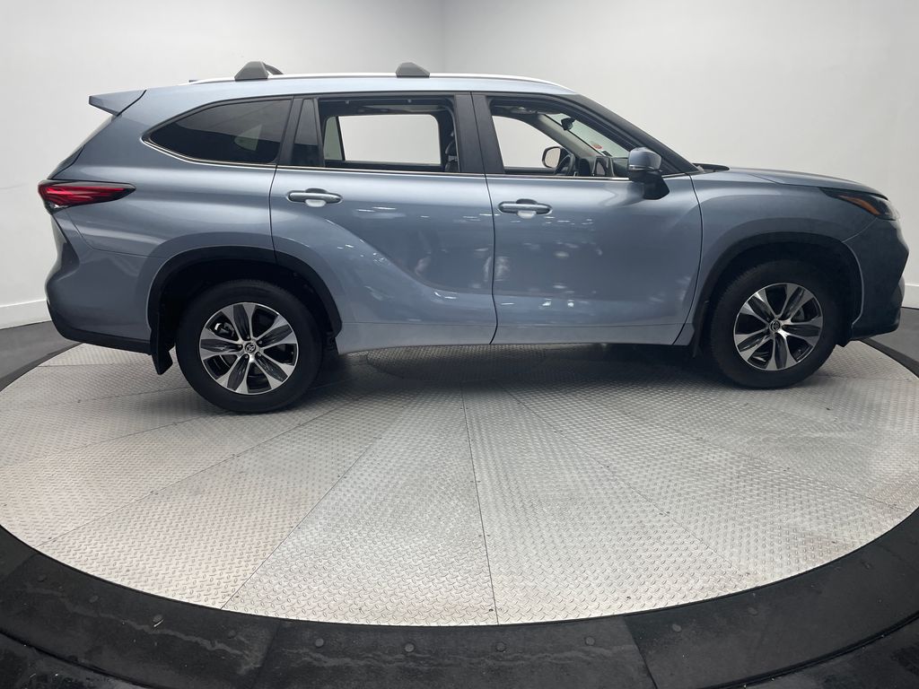 Thumbnail: 2023 Toyota Highlander - 4