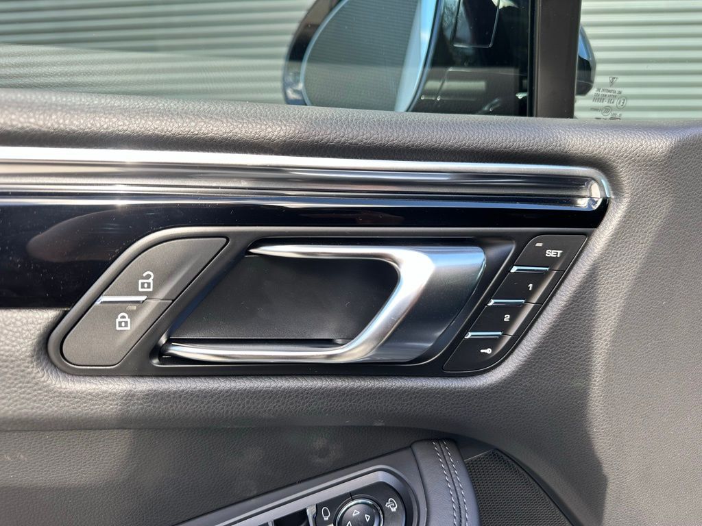 Thumbnail: 2026 Porsche Macan - 21