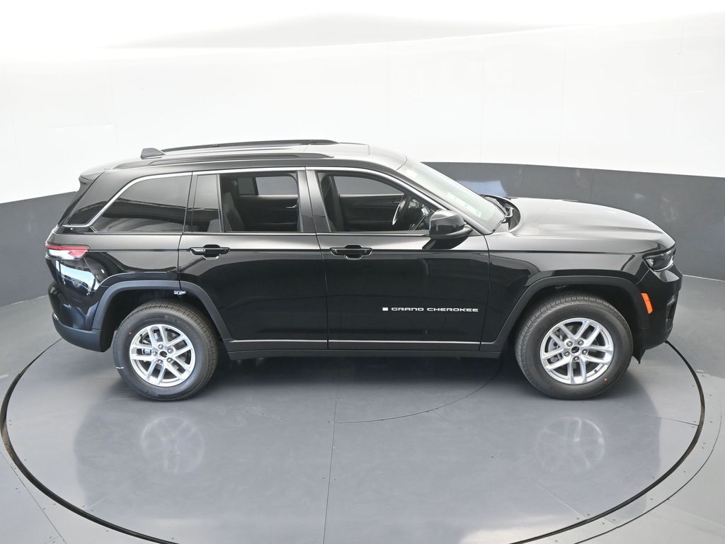 New 2026 Diamond Black Crystal Pearlcoat Jeep Laredo image 46