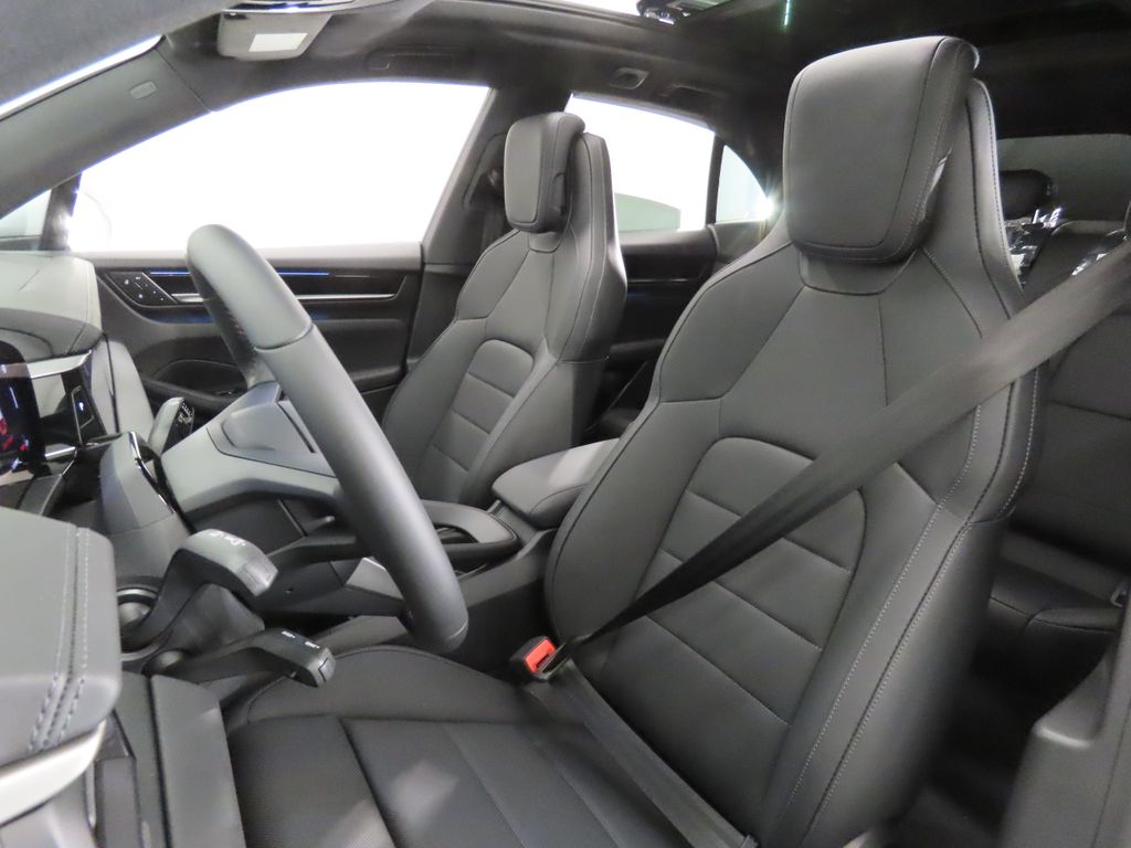 Thumbnail: 2026 Porsche Macan - 5
