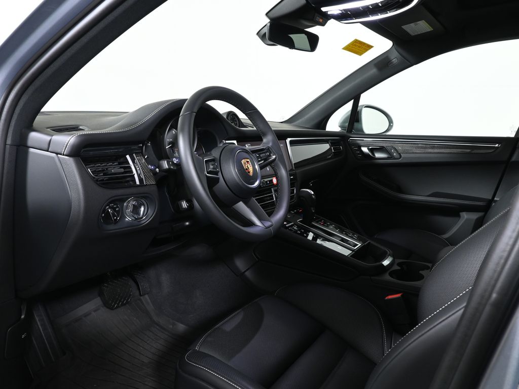 Thumbnail: 2026 Porsche Macan - 4