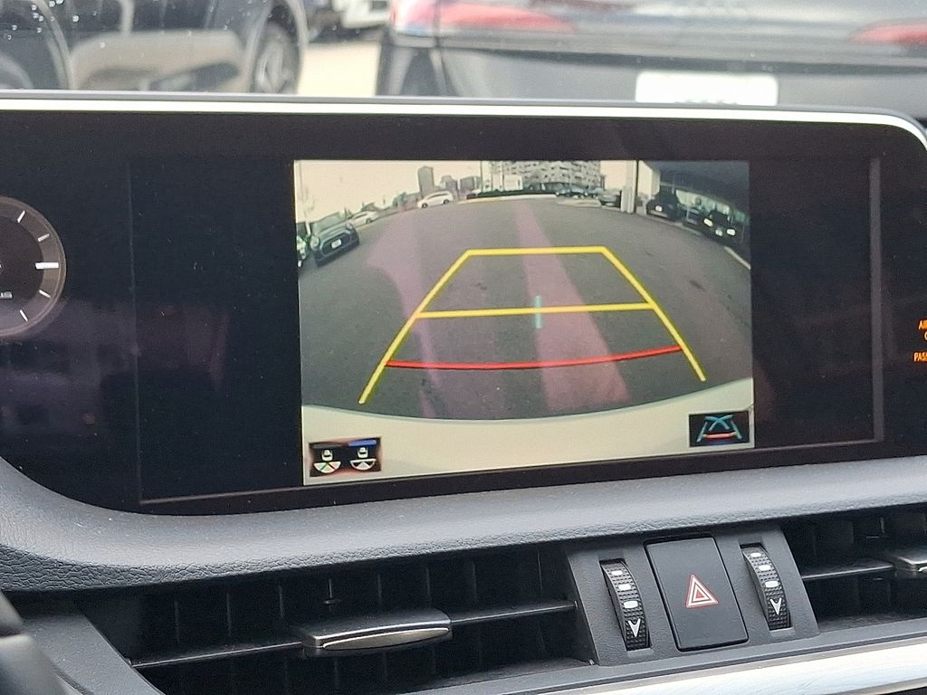 Thumbnail: 2021 Lexus ES - 18