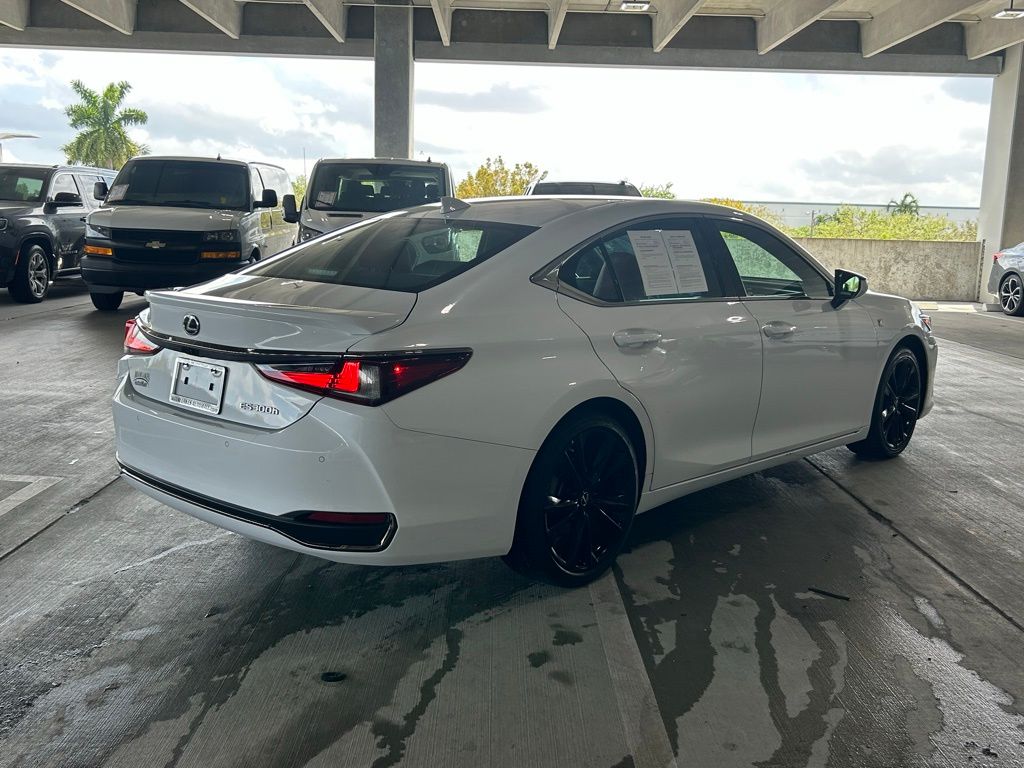 Used 2023 White Lexus 300h image 3