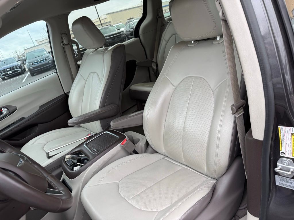 Thumbnail: 2017 Chrysler Pacifica - 8