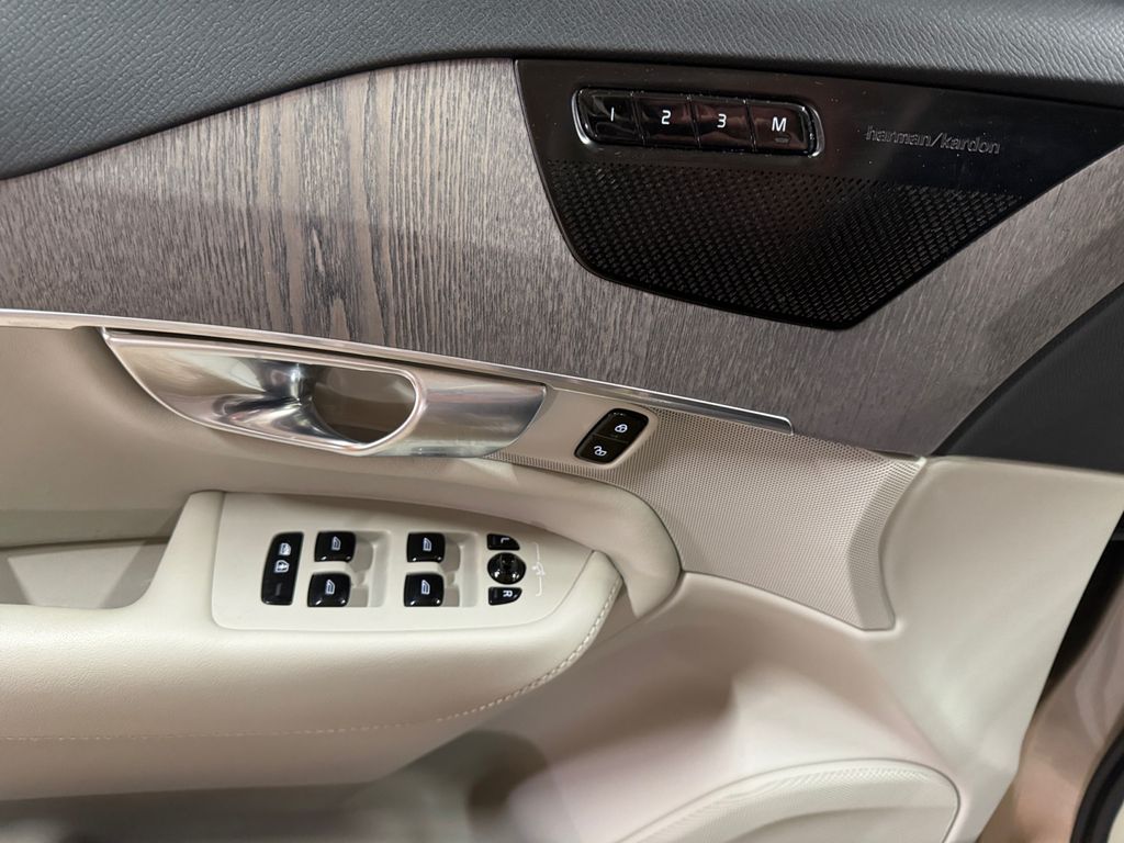 2024 Volvo XC90 B6 Plus Bright Theme photo