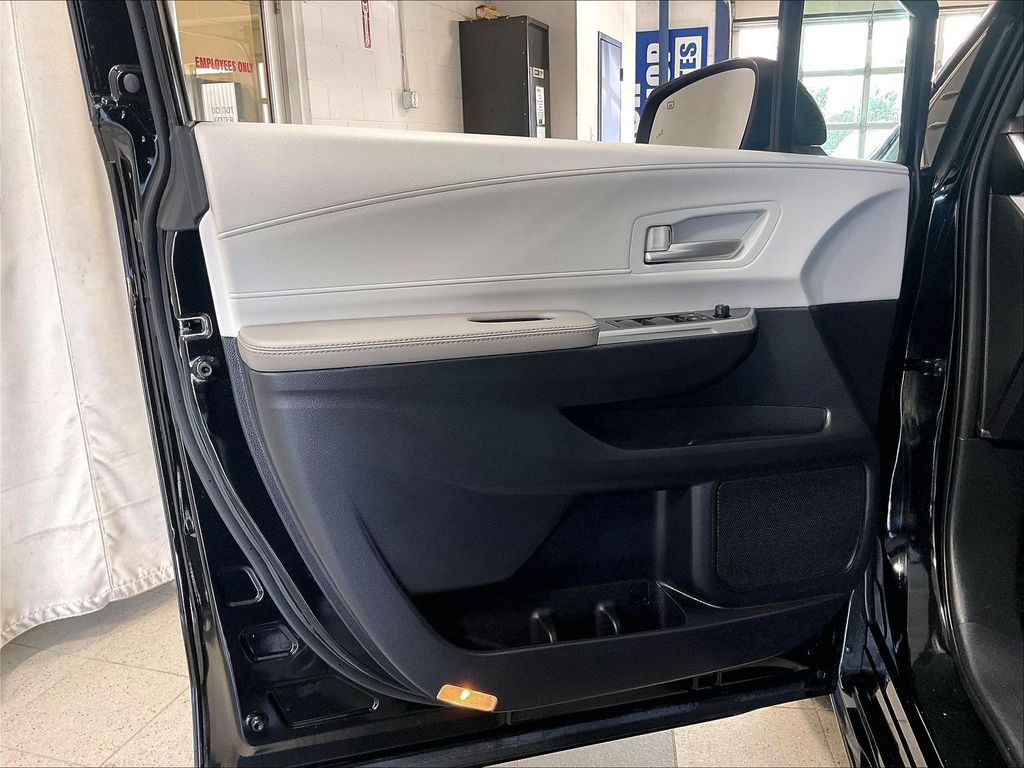 2025 Toyota Sienna — photo 9