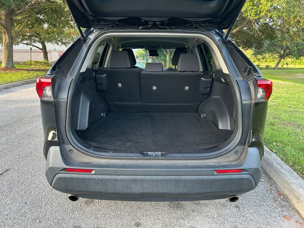 2019 Toyota RAV4 LE 10