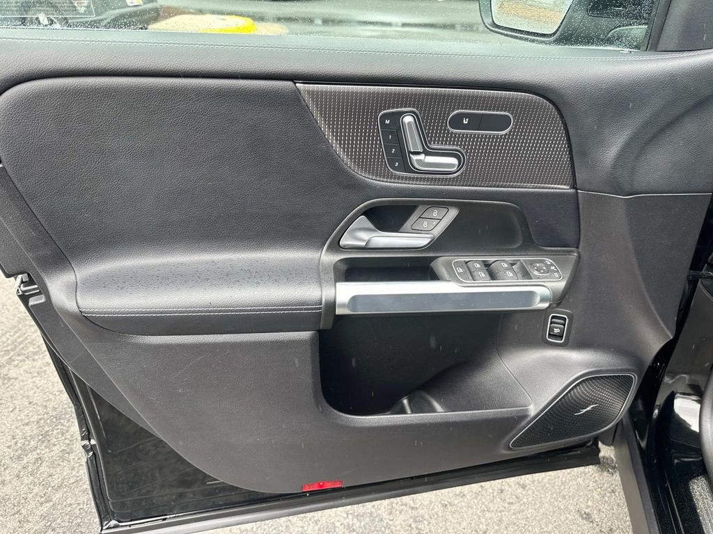 Thumbnail: 2021 Mercedes-Benz GLB - 30