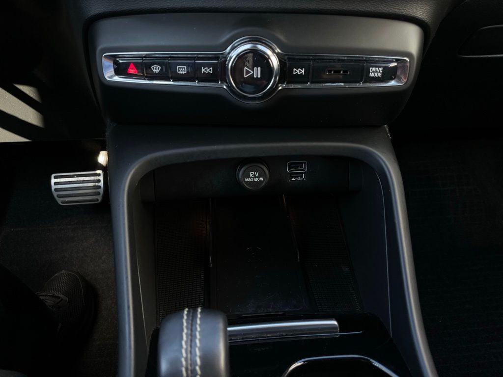 Thumbnail: 2021 Volvo XC40 - 18