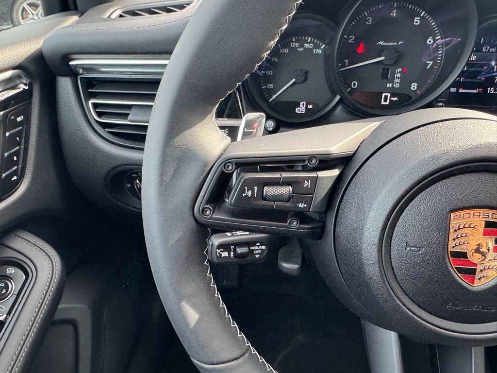 2025 Porsche Macan  18