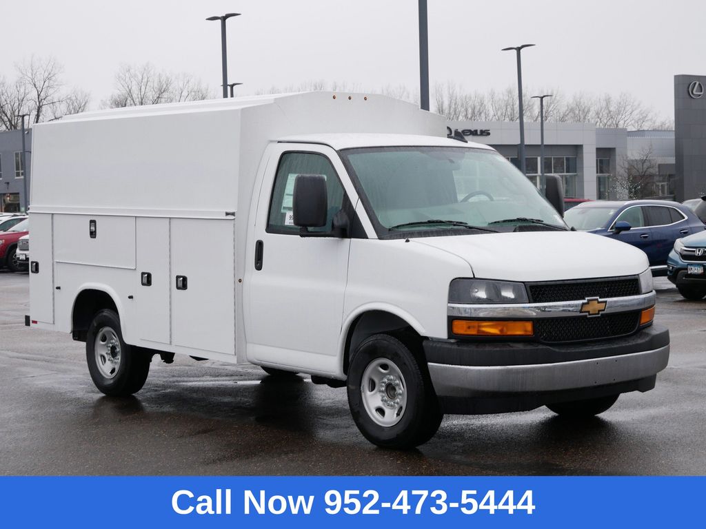 Summit White 2025 Chevrolet Express Chassis 3500 Cutaway 139 Van Rear-Wheel Drive 8-Speed Automatic