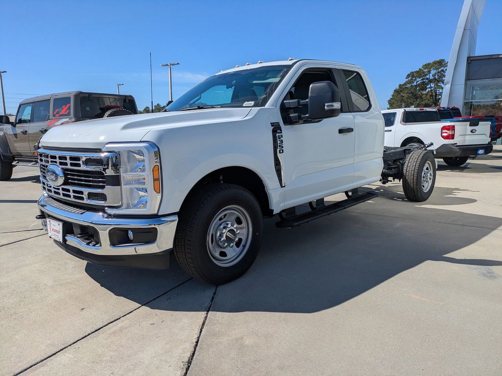 2025 Ford F-350 Chassis XL