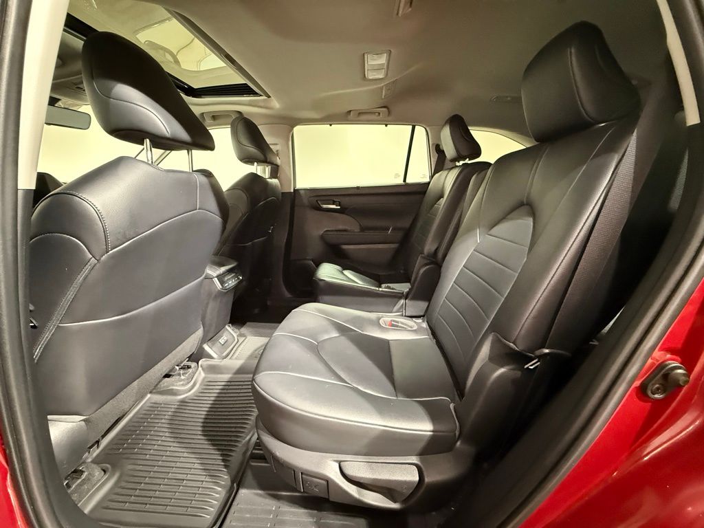Thumbnail: 2023 Toyota Highlander - 20
