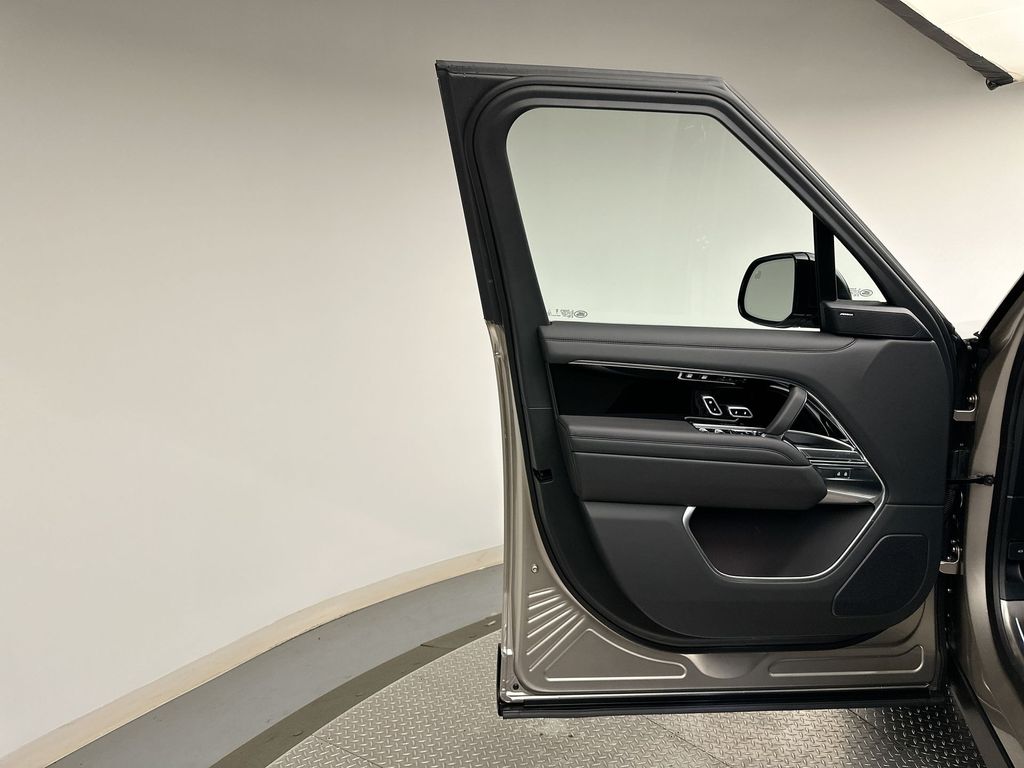 2025 Land Rover Range Rover SE 8