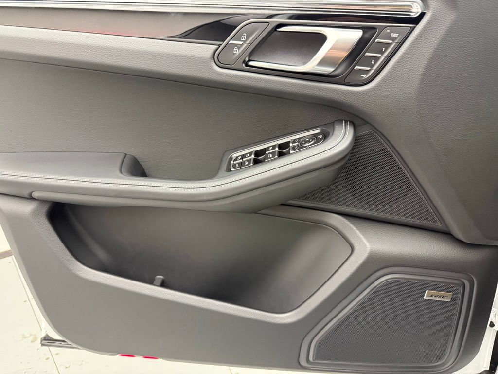 Thumbnail: 2026 Porsche Macan - 15