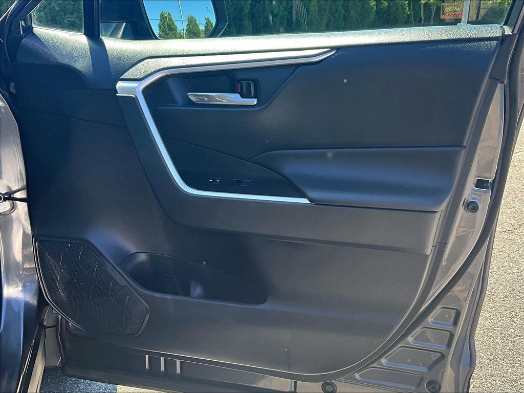 2021 Toyota RAV4 — photo 12