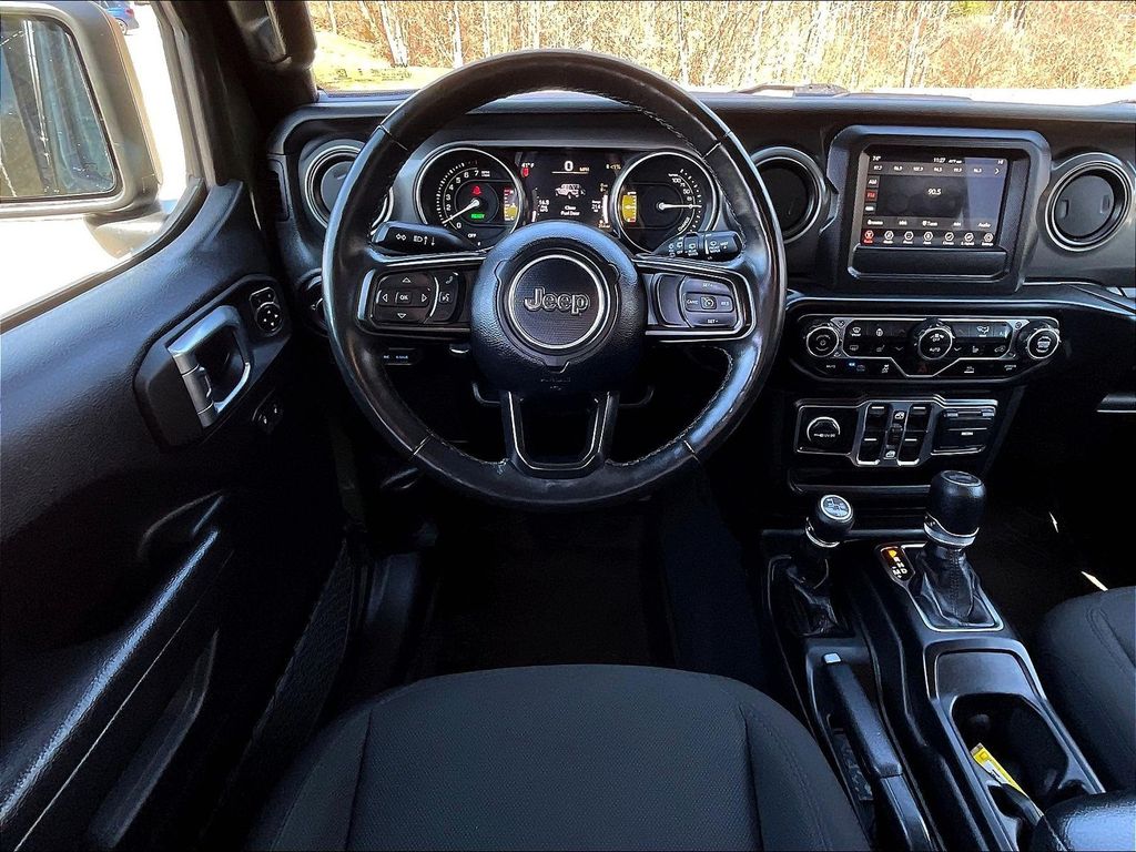 2023 Jeep Wrangler — photo 17