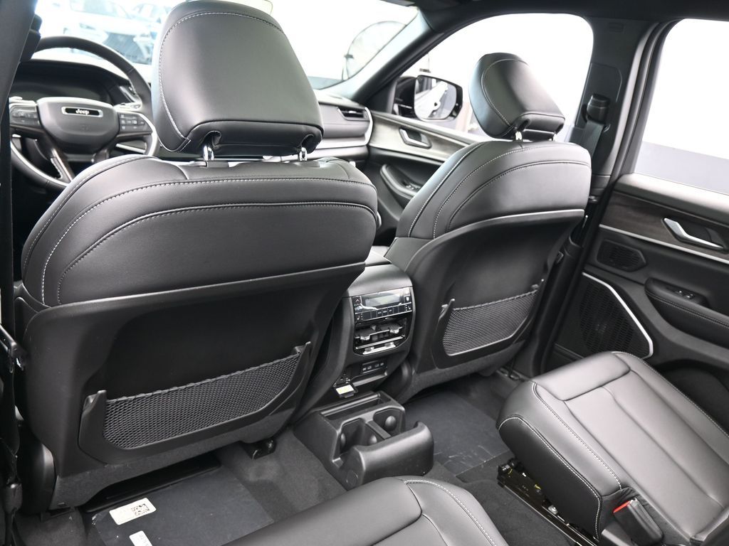 New 2026 Diamond Black Crystal Pearlcoat Jeep Limited image 32