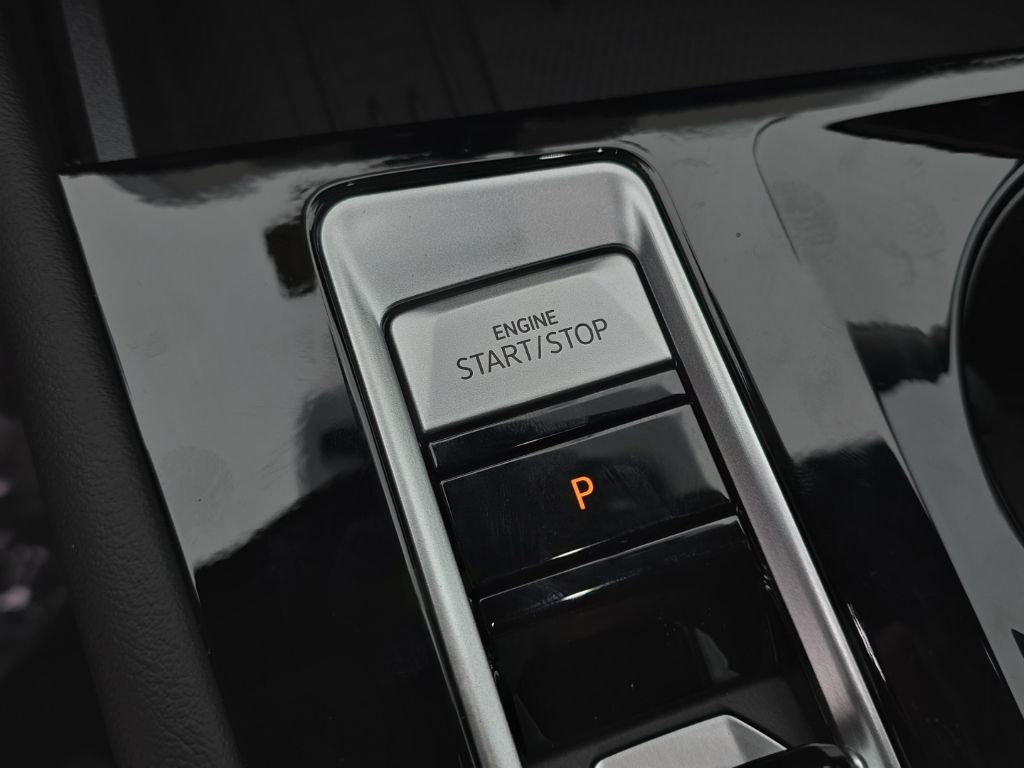 2026 Volkswagen Atlas 2.0T SE w/Technology Green at Sutliff Volkswagen