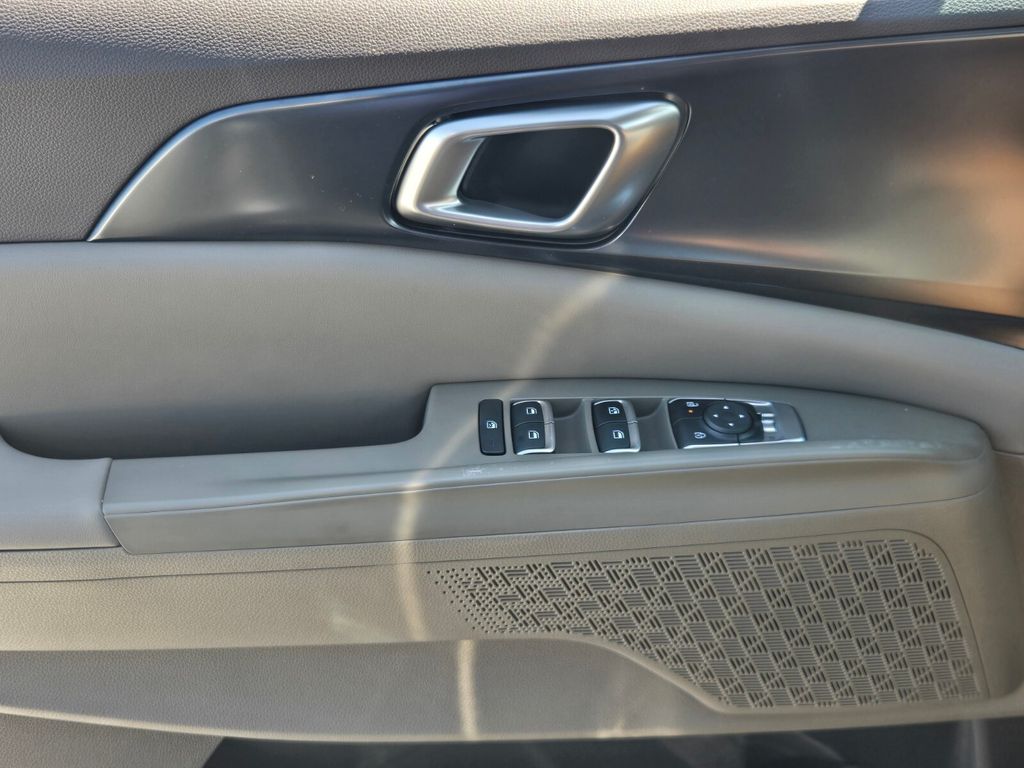 2027 Kia Carnival - $42,570