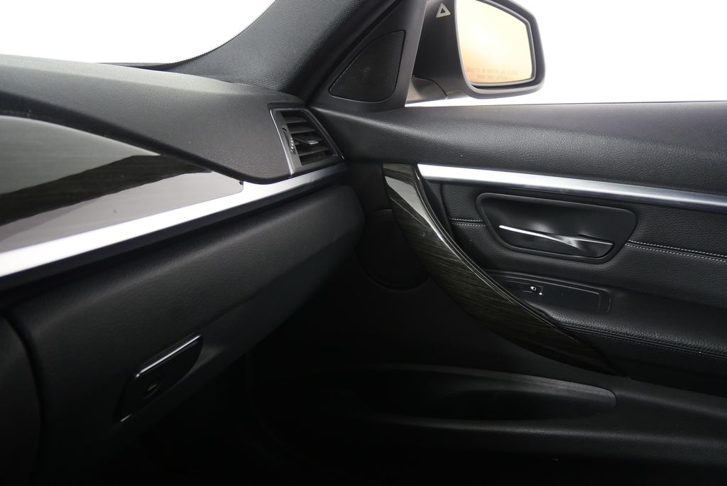 Thumbnail: 2016 BMW 3 Series - 29