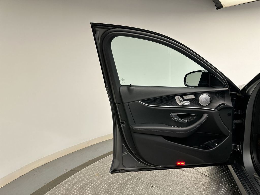 Thumbnail: 2020 Mercedes-Benz E-Class - 9
