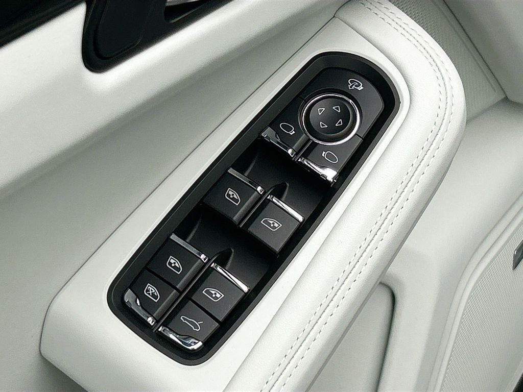 Thumbnail: 2026 Porsche Macan - 24