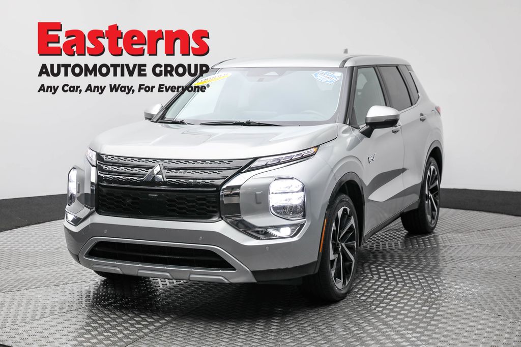 2023 Mitsubishi Outlander Plug-In Hybrid SE's photo