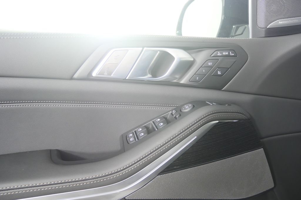 Thumbnail: 2027 BMW X7 - 8