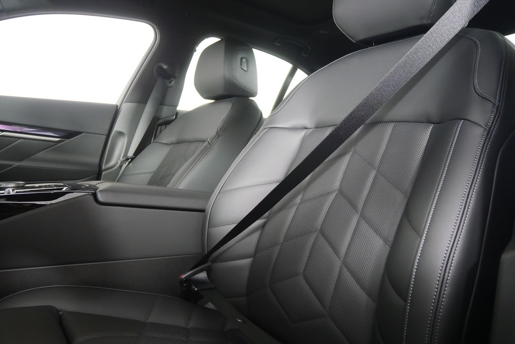 Thumbnail: 2027 BMW 5 Series - 10