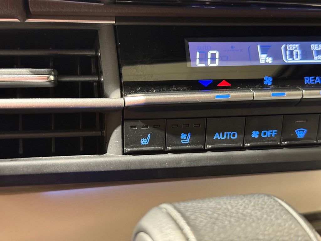 Thumbnail: 2023 Toyota Sienna - 31