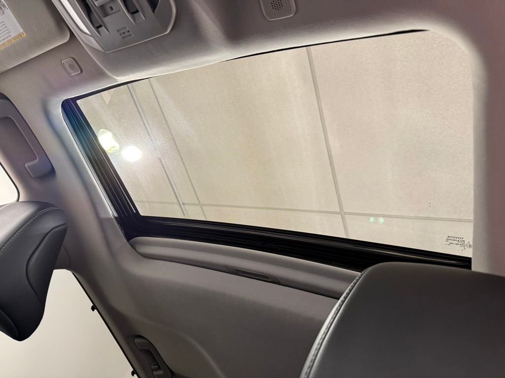 Thumbnail: 2023 Toyota Highlander - 18