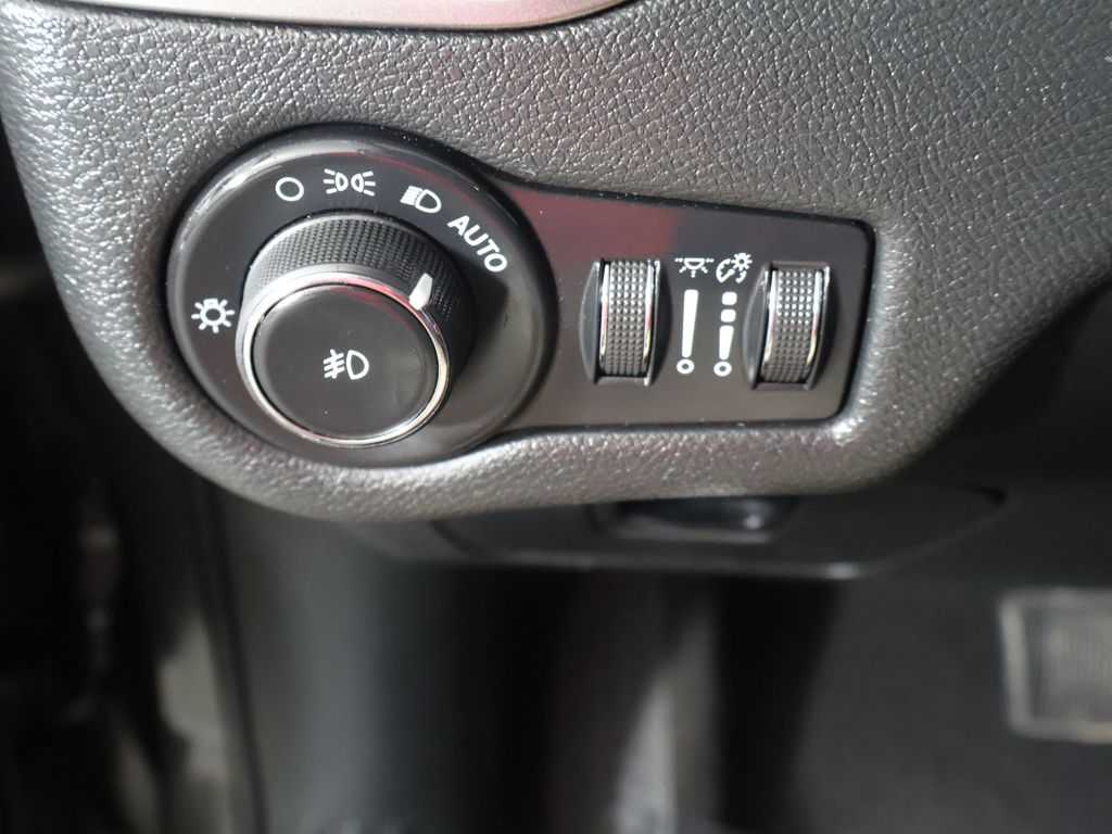 Used 2019 Gray Jeep Latitude Plus image 31