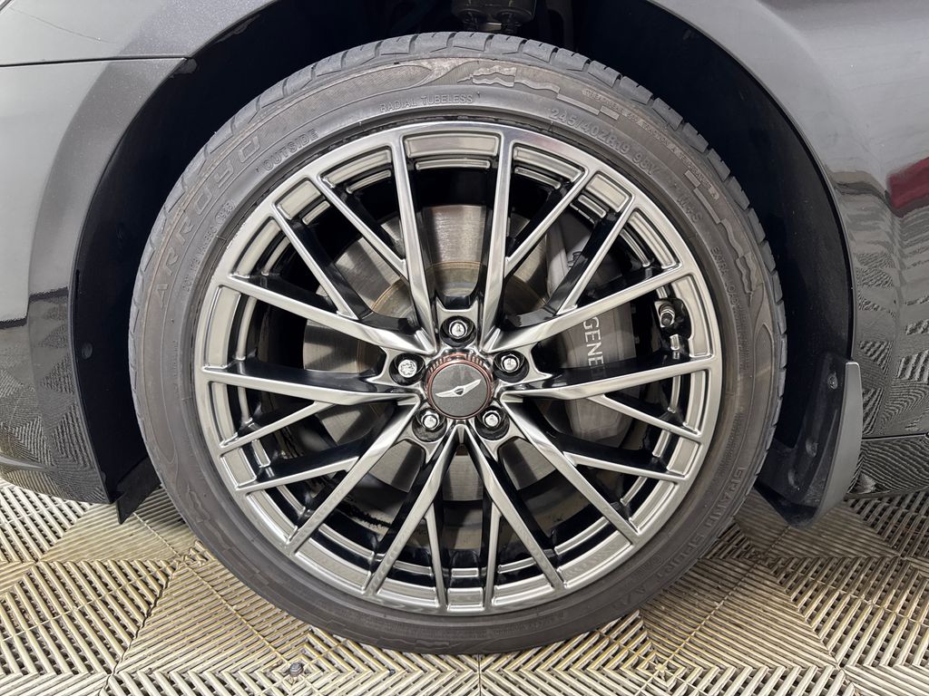 Used 2018 Black Genesis 3.3T Sport image 9