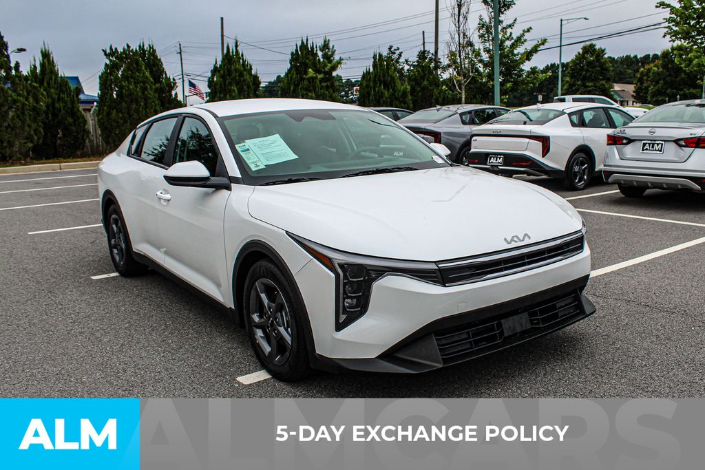 Used 2025 White Kia LXS image 4