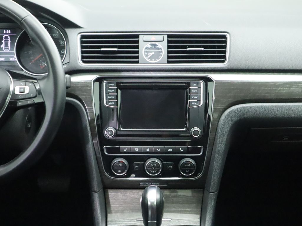 2017 Volkswagen Passat SE 13
