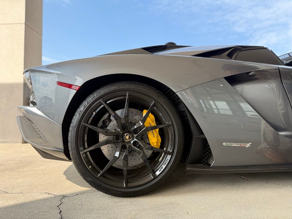 Thumbnail: 2019 Lamborghini Aventador - 32