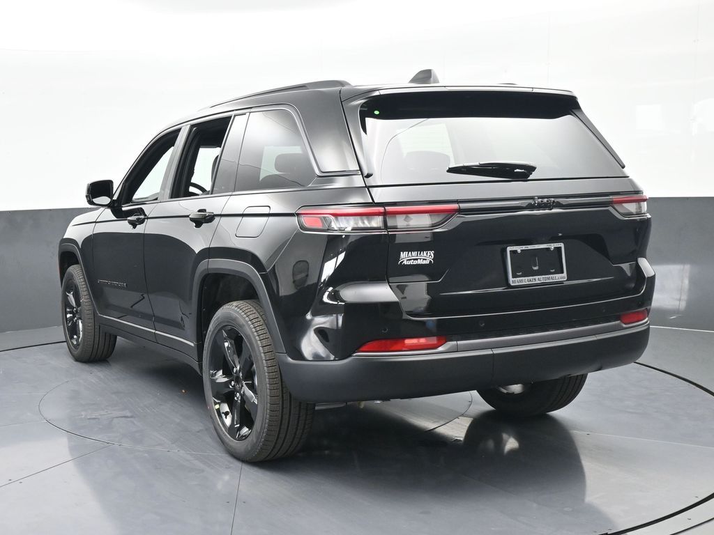 New 2026 Diamond Black Crystal Pearlcoat Jeep Limited image 4