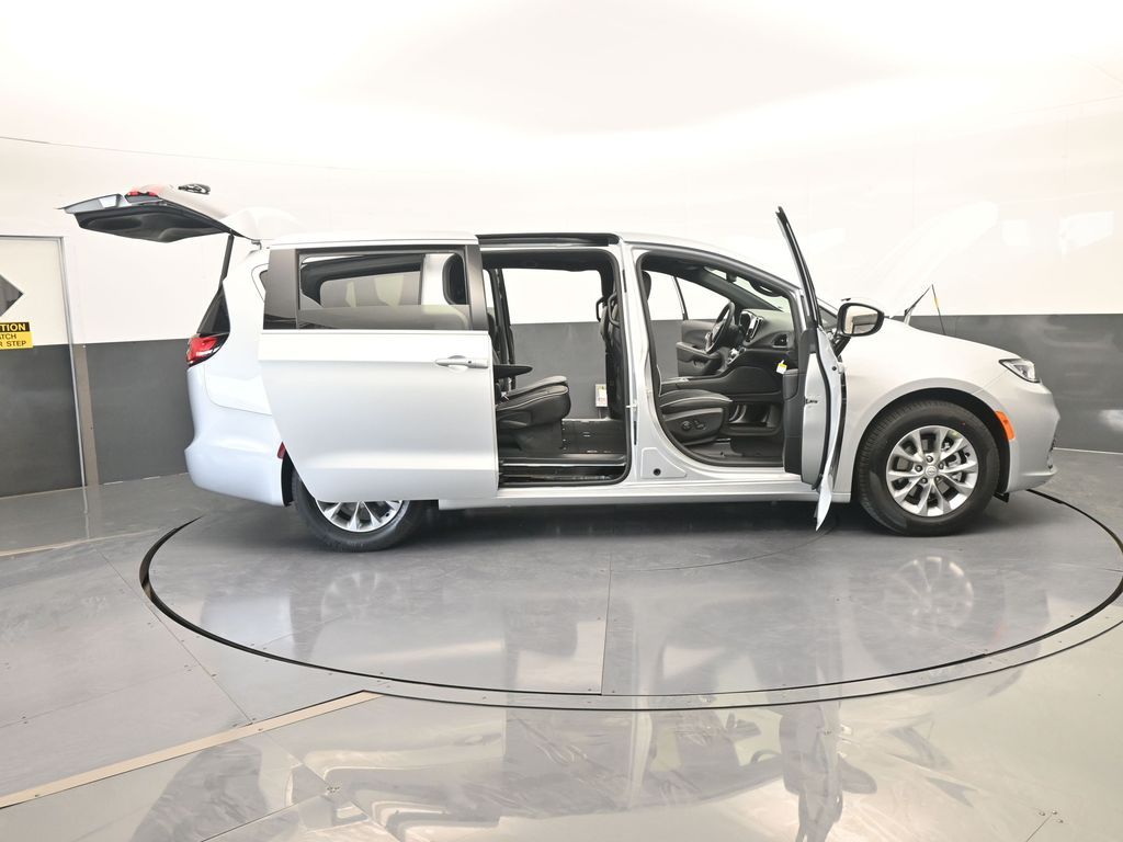 New 2026 Silver Mist Clearcoat Chrysler Limited image 73