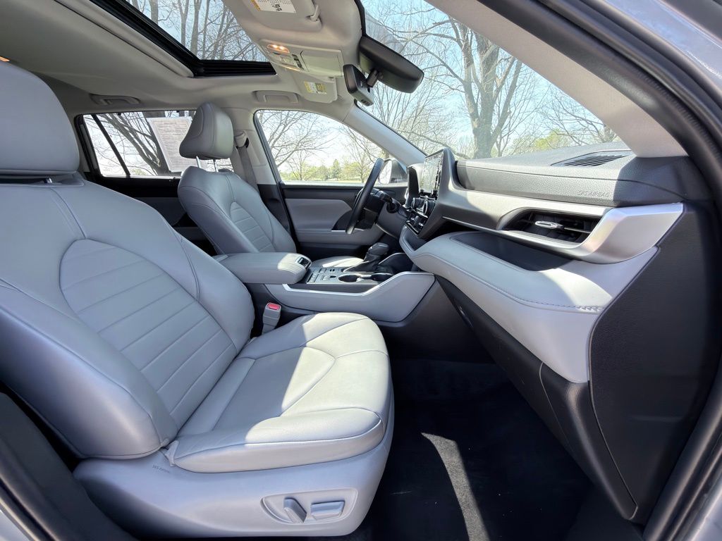 2022 Toyota Highlander XLE - Photo 28