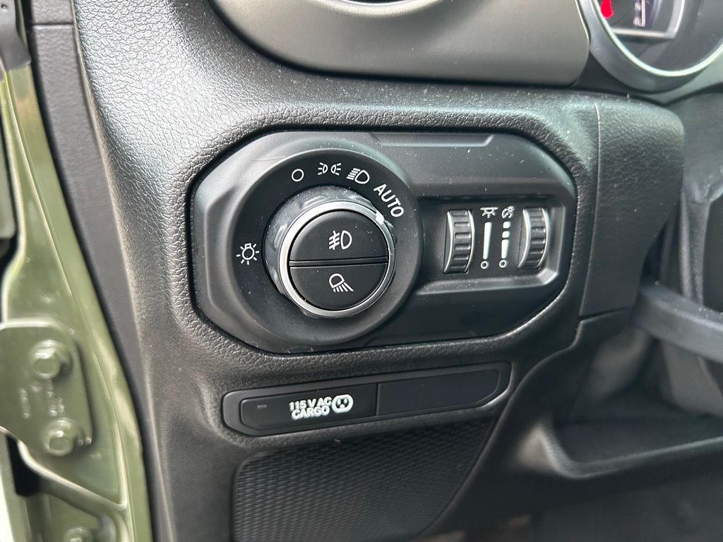 Thumbnail: 2021 Jeep Gladiator - 16