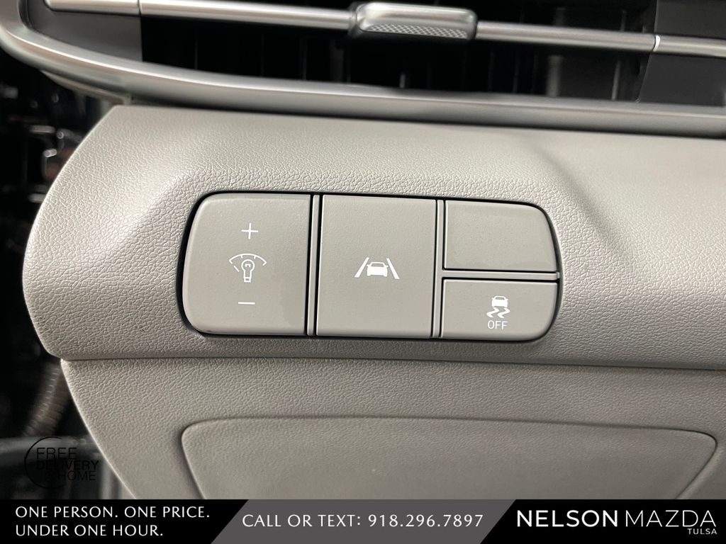 Used 2022 Black Hyundai SEL image 21