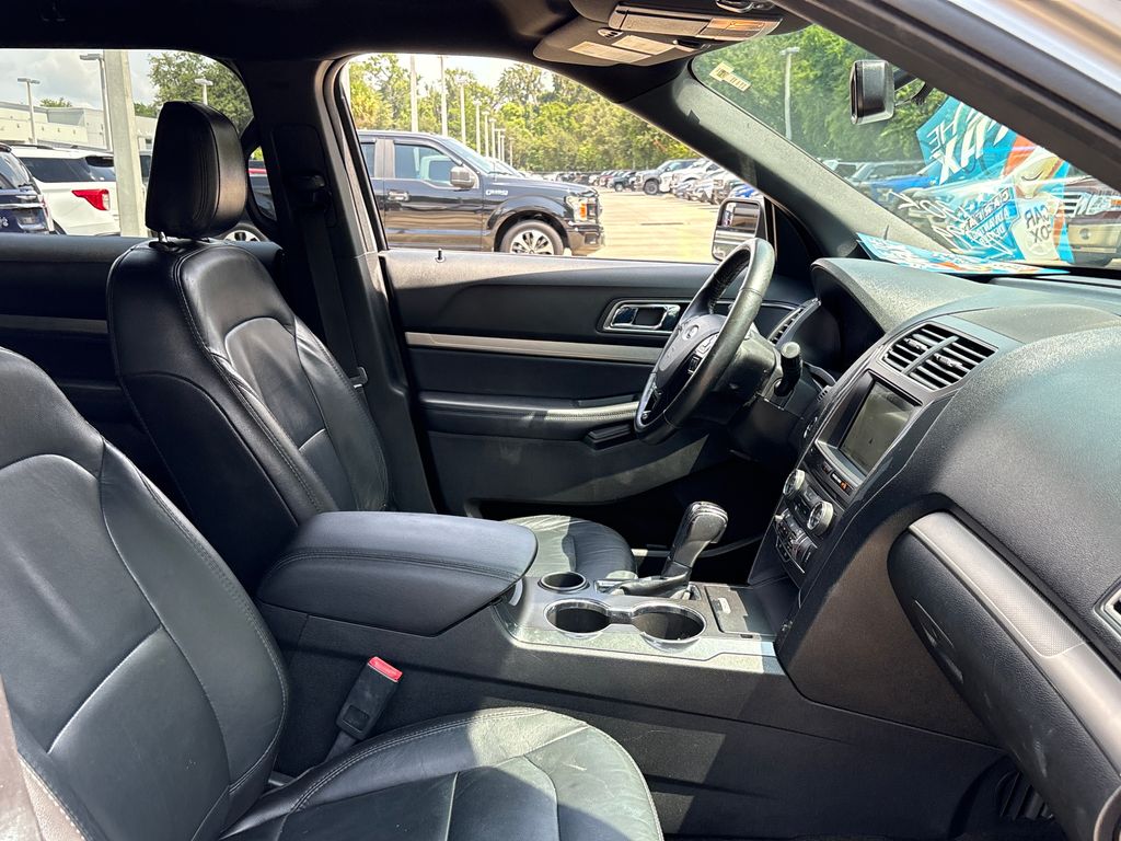 Used 2018 Silver Ford XLT image 29