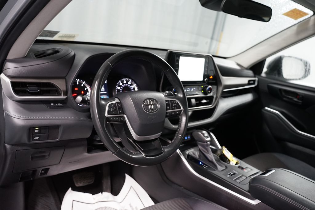 Thumbnail: 2022 Toyota Highlander - 7