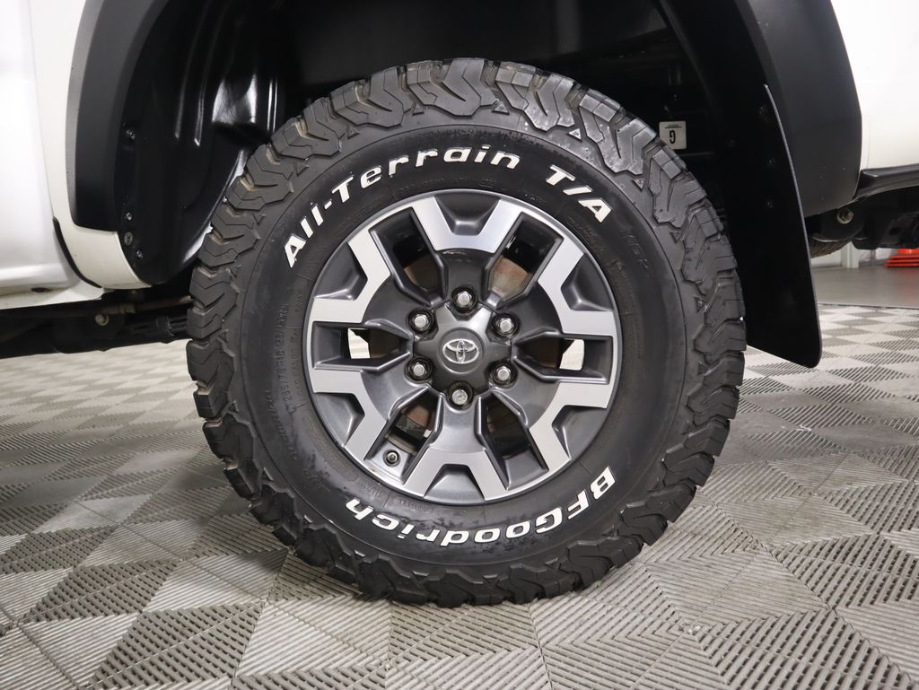 Thumbnail: 2019 Toyota Tacoma - 32