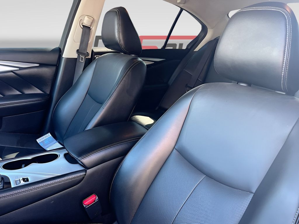 Used 2022 White INFINITI LUXE image 21