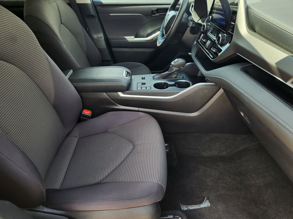2025 Toyota Highlander LE - Photo 14